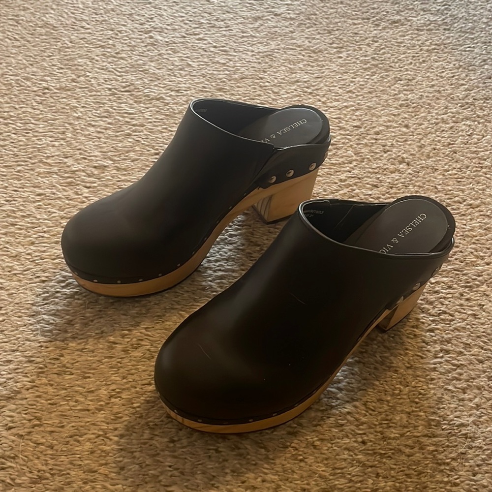 Chelsea & Violet clogs